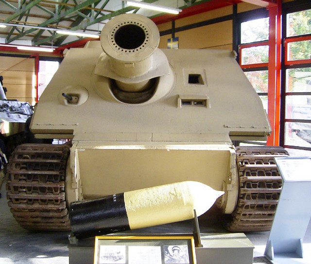 
Chỉ còn 3 chiếc Sturmtiger sống sót: Chiếc số 250174 được trưng bày tại Deutsches Panzermuseum ở Munster, nó hiện đang được cho mượn từ Wehrtechnische Studiensammlung ở Koblenz.

Chiếc Sturmtiger khác đang trưng bày tại Bảo tàng xe tăng Kubinka ở Nga. Chiếc này được cho là đã bị bắt bởi đơn vị Hồng quân tiến vào khu vực sông Elbe trong tháng 4/1945.

Chiếc Sturmtiger còn lại thuộc bộ sưu tập của bảo tàng Bovington Tank. Trong ảnh là chiếc Sturmtiger trưng bày ở Deutsches Panzermuseum.
