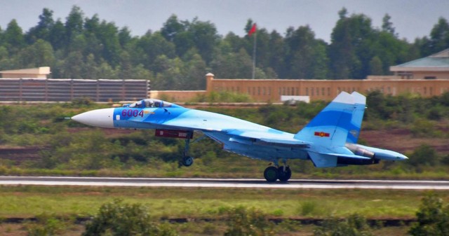 
Su-27SK số hiệu 6004 với màu sơn mới. Ảnh: Quân đội nhân dân
