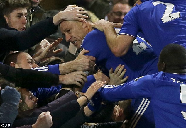 John Terry ăn mừng bàn thắng cân bằng tỷ số trong trận đấu mới đây gặp Everton. Đây sẽ là một trong những bàn thắng cuối cùng của anh cho Chelsea.