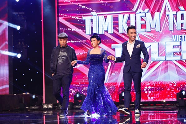 
Bộ ba giám khảo chào khán giả trong phần mở màn đêm bán kết 5 “Tìm kiếm tài năng – Vietnam’s Got Talent 2016” (ảnh: Ân Nguyễn).
