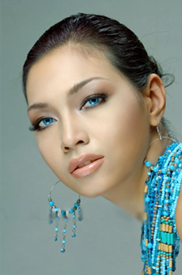 Nguyễn Thúy Hương sinh năm 1986 tại Hà Nội. Khi tham gia Siêu mẫu Việt Nam, cô đã sở hữu chiều cao gần 1m79 cùng số đo 3 vòng là: 76-62-91.