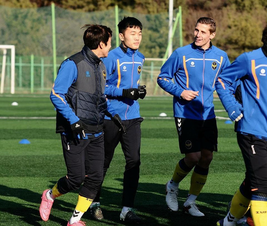 
Xuân Trường tập luyện ở Incheon United.
