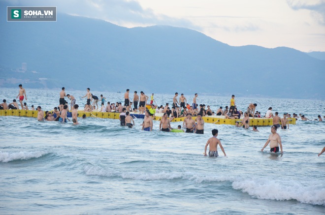 Người dân và du khách đến Đà Nẵng vẫn tắm biển bình thường