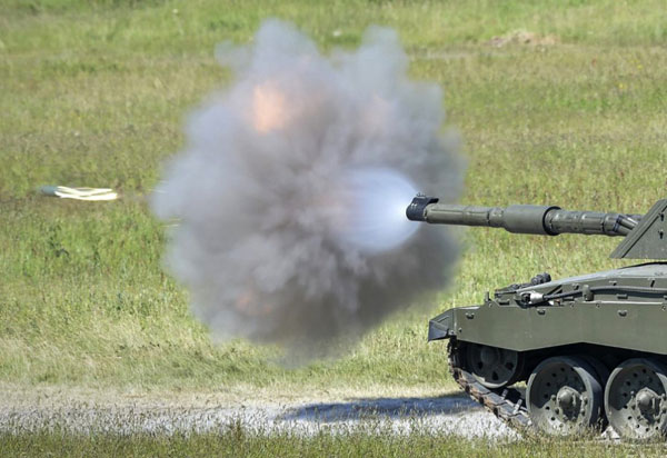 Quả đạn rời khỏi nòng pháo xe tăng Challenger II của Anh để lại luồng khói phía trước nòng pháo.