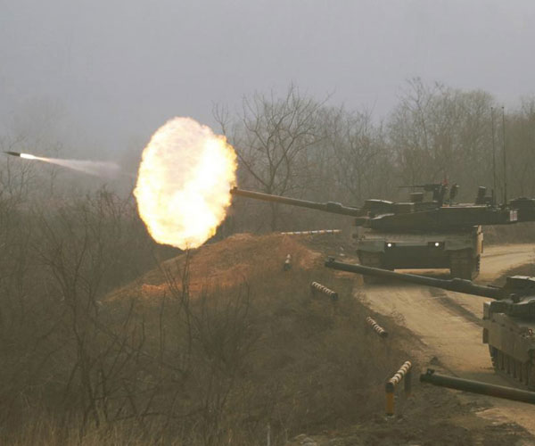 Xe tăng chiến đấu chủ lực K2 Black Panther của Hàn Quốc bắn pháo 120 mm trong một cuộc tập trận.