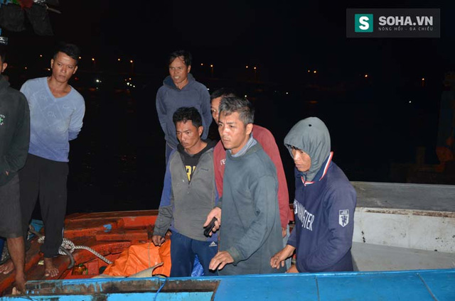 Các ngư dân trên tàu QNg 98459 TS chưa hết hoang mang sau sự việc.