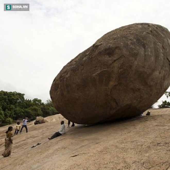 
Krishna’s Butterball, tảng đá khổng lồ với tư thế thăng bằng có một không hai.
