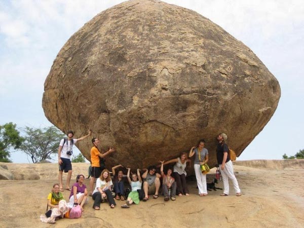 
Tẳng đá kỳ lạ trở thành địa điểm hút khách du lịch.

