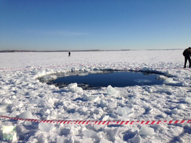 
Thiên thạch rơi xuống hồ Chebarkul thuộc tỉnh Chelyabinsk, tạo ra một miệng hố rộng 6 mét trên lớp băng bao phủ. Ảnh: Universetoday.
