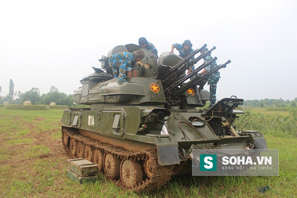 
Kíp chiến đấu pháo phòng không tự hành ZSU-23-4M1 của Học viện PK-KQ huấn luyện chuẩn bị cho diễn tập bắn đạn thật.
