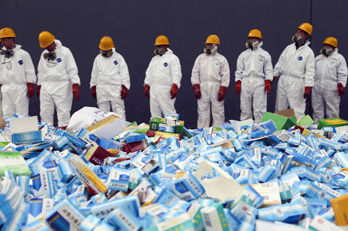 Các nhân viên y tế tiêu hủy số thuốc giả bị tịch thu ở Bắc Kinh (Trung Quốc) - Ảnh: AFP