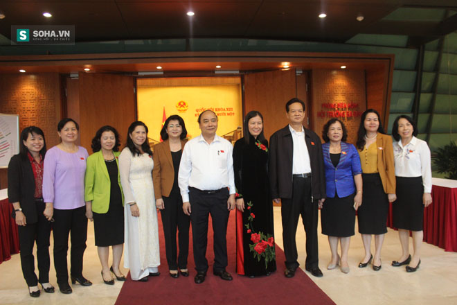 Thủ tướng Nguyễn Tấn Dũng, Phó Thủ tướng Nguyễn Xuân Phúc chụp ảnh lưu niệm cùng các nữ ĐBQH.