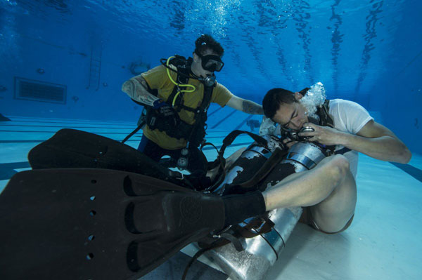 
Giáo viên hướng dẫn một thủy thủ làm quen với các thiết bị thở của anh ta khi ở dưới nước. Trong quá trình làm nhiệm vụ, thiết bị thở có thể gặp trục trặc, do đó kỹ năng khắc phục sự cố những lúc như vậy rất quan trọng.
