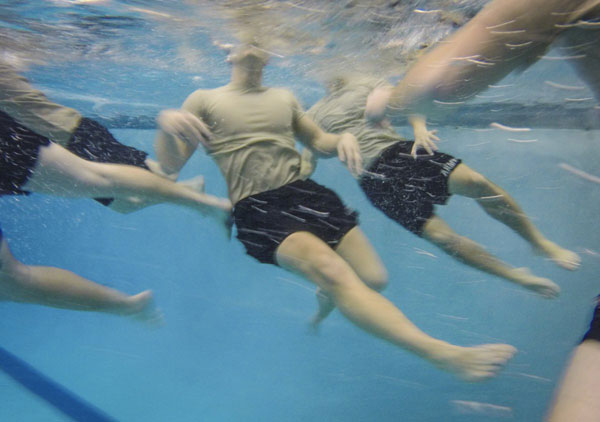 
Các binh sĩ tập luyện kỹ năng bước đi dưới nước trong bài kiểm tra sinh tồn khi chiến đấu.
