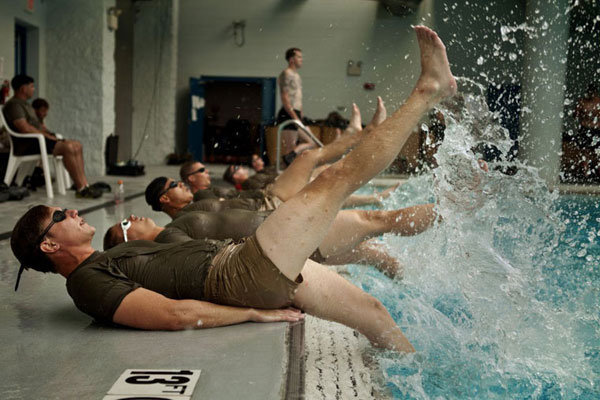 
Các lính thủy quân lục chiến và thủy thủ thuộc tiểu đoàn trinh sát số 2 thực hành bài tập đập chân xuống nước tại trung tâm huấn luyện ở Lejeune, North Carolina.
