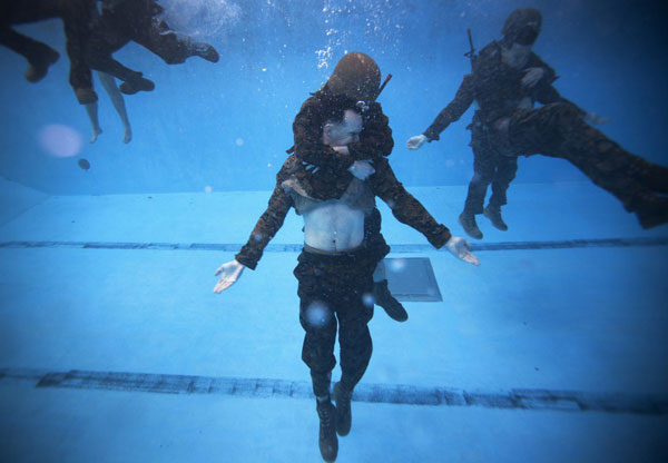 
Các binh sĩ đang thực hiện bài tập cứu hộ dưới nước. Kỹ năng và động tác chuẩn xác rất quan trọng để một sứ mệnh cứu hộ thành công trong thực tế.
