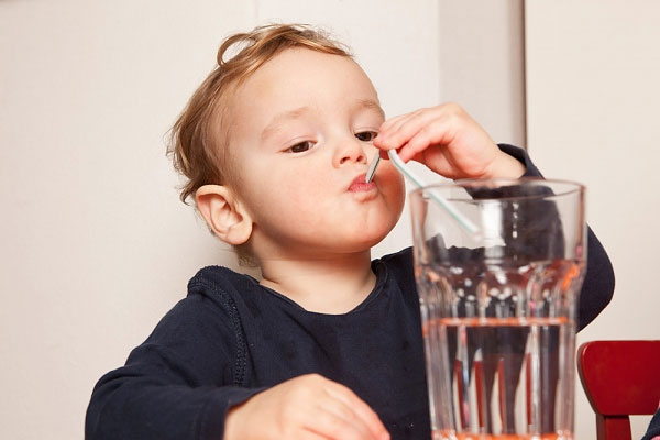 
Nên chủ động cho trẻ uống đủ nước để ngăn ngừa sỏi thận (Ảnh minh họa)

