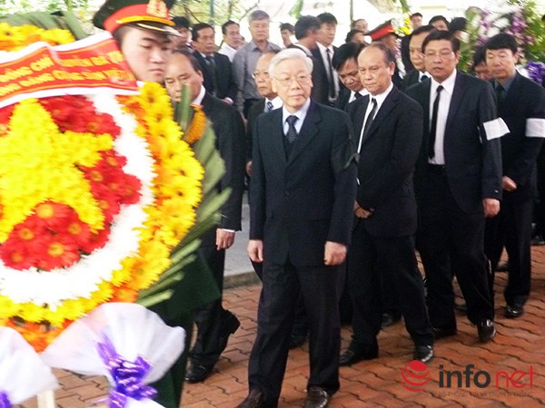 Tổng Bí thư Nguyễn Phú Trọng dẫn đầu đoàn của Ban chấp hành TƯ Đảng viếng ông Nguyễn Bá Thanh (Ảnh: HC)