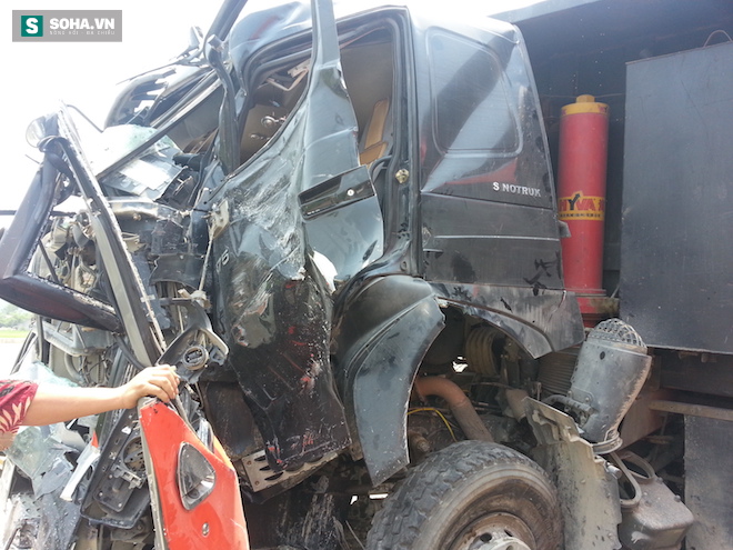Đầu chiếc xe tải nát bét sau vụ tai nạn.