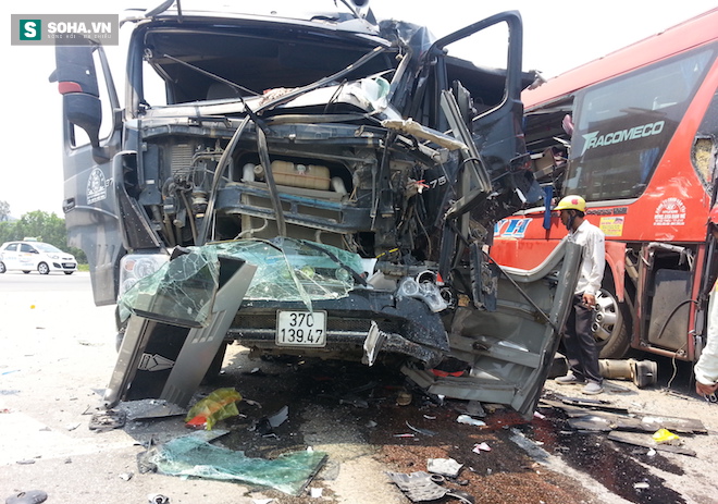 
Sau tai nạn, 2 người trên xe tải bị thương nặng.

