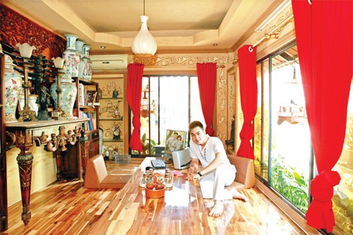 Ca sĩ Tùng Lâm và căn biệt thự cổ trị giá 5 triệu đô anh đang ở với anh trai.