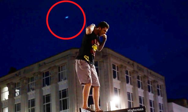 
UFO xuất hiện trong giờ phút ăn mưng chiến thắng?
