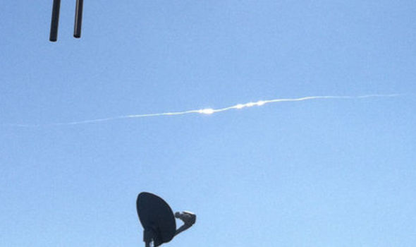 UFO hình "điếu thuốc" bất ngờ bay lượn trên Vạn Lý Trường Thành