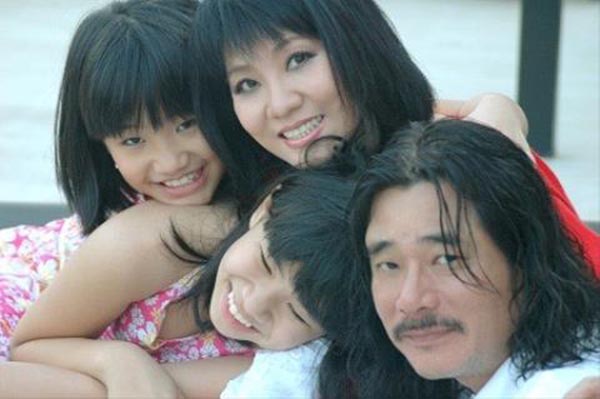
Khoảnh khắc thủa nhỏ của Vân Khánh bên chị gái và bố mẹ.​
