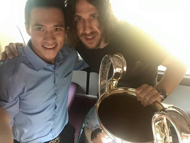 Công Vinh chụp selfie với Puyol cùng Cúp Champions League.