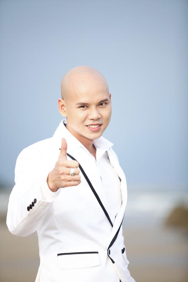 Giống như Hoàng Bách, Phan Đinh Tùng cũng sinh năm 1980, từng là thành viên nhóm MTV và có vị trí nhất định trong showbiz sau khi ra mắt nhiều sản phẩm âm nhạc riêng lẻ.