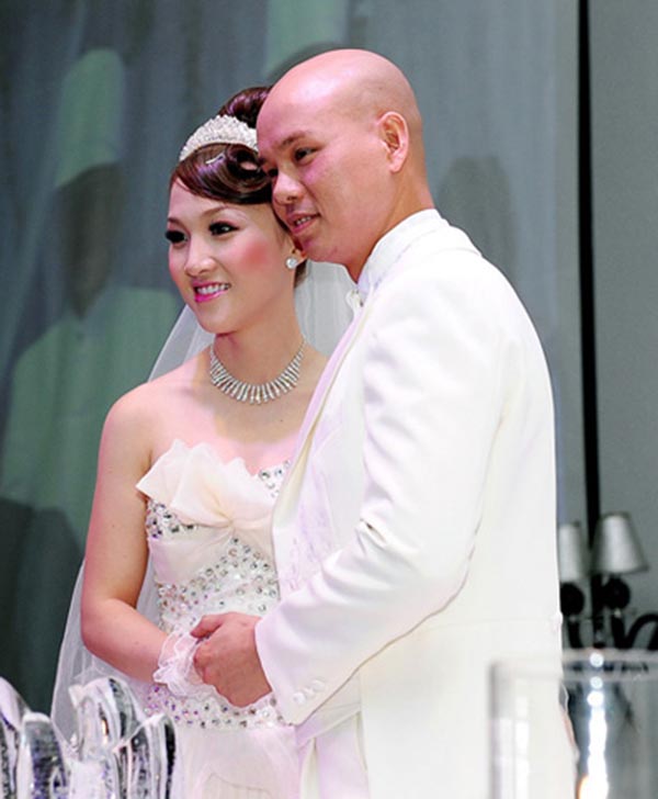 Năm 2011, nam ca sĩ tuổi Canh Thân tổ chức đám cưới với bạn gái kém 12 tuổi. Vợ của Phan Đinh Tùng chính là người mẫu, ca sĩ Thái Ngọc Bích.