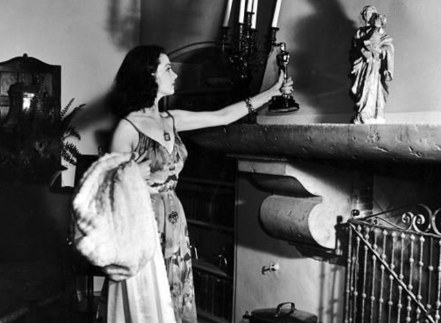 
Ngôi sao điện ảnh quá cố Vivien Leigh là một trong những biểu tượng sắc đẹp của mọi thời. Kiểu tóc cùng trang phục đã giúp nữ diễn viên Cuốn theo chiều gió trở thành nữ hoàng tại đêm Oscar 1940.
