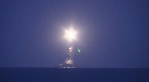 
Hải quân Nga phóng tên lửa Kalibr từ Địa Trung Hải tiêu diệt mục tiêu của IS ở Syria.
