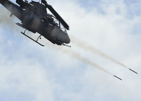 Trực thăng vũ trang AH-1 Corba phóng rocket không điều khiển trong một cuộc tập trận.