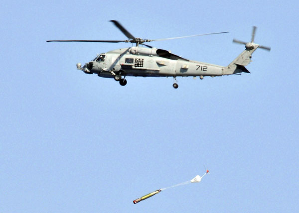 
Trực thăng chống ngầm MH-60 Sea Hawk thả ngư lôi chống ngầm. Quả ngư lôi được hãm bằng một chiếc dù trước khi tiếp cận mặt nước.
