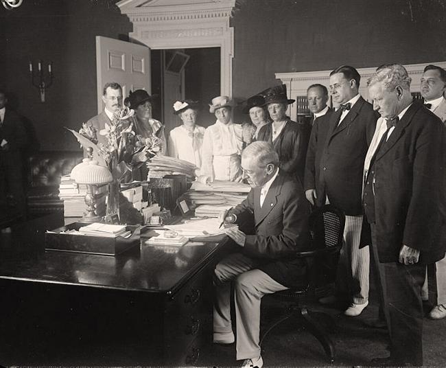
Woodrow Wilson (1856-1924) (ngồi) quyết định tham chiến sau khi đọc nội dung bức điện Zimmerman. Ảnh minh họa Internet.
