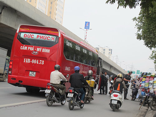 
Nếu Hà Nội quyết liệt thực hiện việc điều chuyển, phân luồng theo đúng quy định thì sẽ hạn chế tình trạng như thế này. (ảnh: Người lao động)
