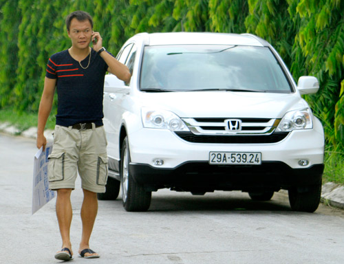 Dương Hồng Sơn rất thích chơi xe.