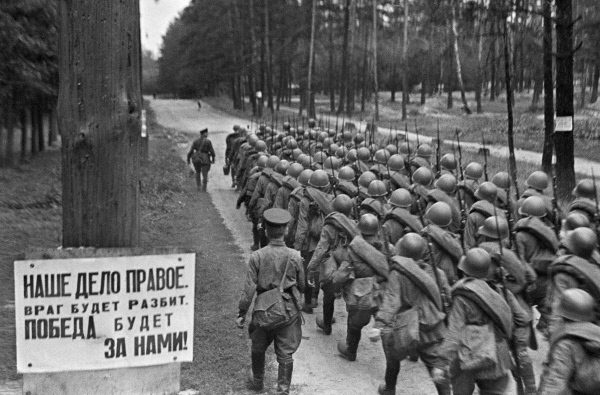 
Quân dự bị động viên của Liên Xô tiến ra mặt trận. Bảng trên cây bên trái ảnh có gi dòng chữ: Chiến thắng hay là chết (Ảnh của RIA NOVOSSTI)
