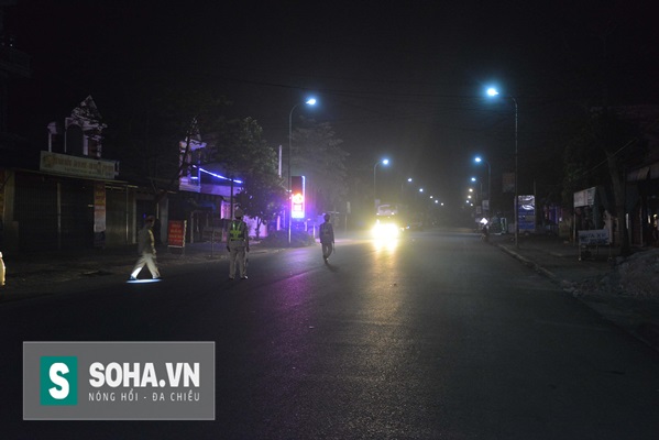 
Lực lượng chức năng tiến hành phân luồng giao thông ngay từ thị trấn Tân Lạc, cách hiện trường xảy ra vụ việc hơn 20km.
