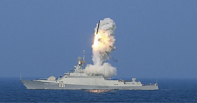 
Tàu chiến Nga phóng tên lửa Kalibr hỗ trợ chiến dịch tiêu diệt phiến quân IS ở Syria. Ảnh: Russian Defence.
