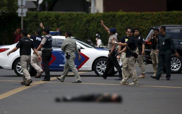 
Cảnh sát Indonesia thiệt mạng (hình ảnh đã được che mờ). Ảnh: Reuters
