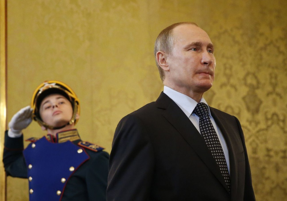 Tổng thống Nga Vladimir Putin bước vào phòng họp với người đồng cấp Uzbekistan tại điện Kremlin ở thủ đô Moscow.