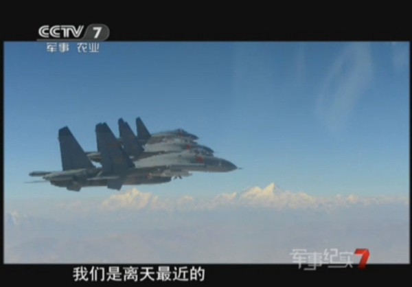 Hình ảnh trong bản tin CCTV7 khẳng định 4 chiếc J-11 đại quân khu Quảng Châu đã cưỡi trên nóc nhà thế giới