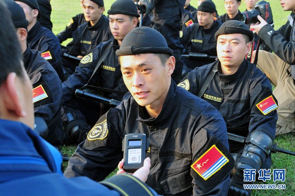 Lính lữ đoàn Thủy quân lục chiến hạm đội Nam Hải trả lời phỏng vấn phóng viên Tân Hoa Xã