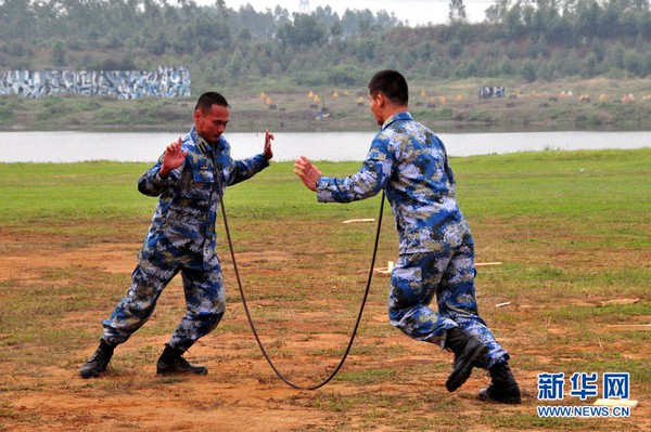 Đặc nhiệm Thủy quân lục chiến hạm đội Nam Hải biểu diễn khí công dùng yết hầu bẻ cong thanh thép