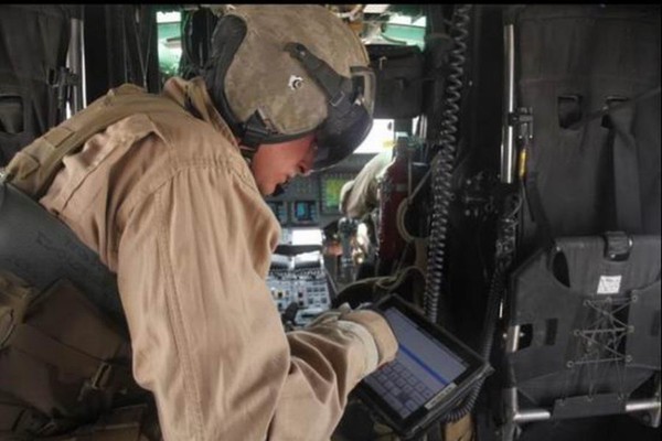 Trong khi một phi công Thủy quân lục chiến khác bắt đầu giở iPad để tra thông tin đường bay
