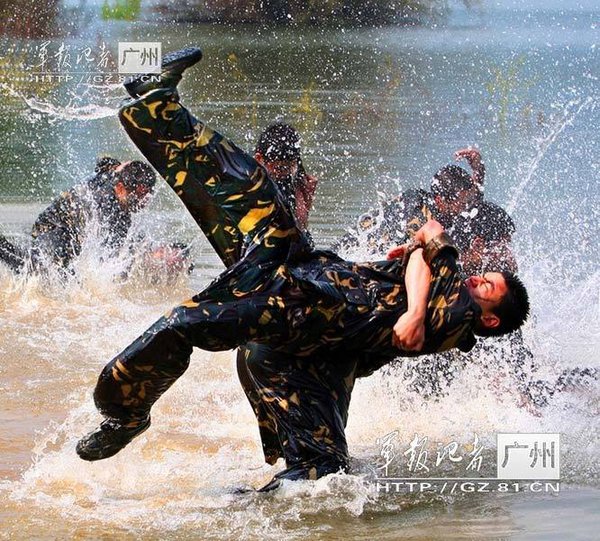 Lính đặc nhiệm người nhái đại quân khu Quảng Châu trong huấn luyệnđối kháng  võ thuật đặc nhiệm người nhái