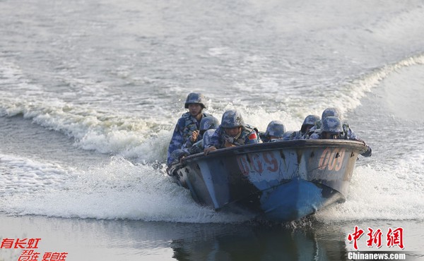 Lực lượng Thủy quân lục chiến hạm đội Nam Hải dùng xuồng cao tốc bất ngờ đổ bộ tập kích mục tiêu