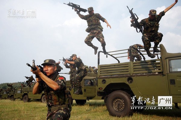 Lực lượng đặc nhiệm thuộc đại quân khu Quảng Châu huấn luyện